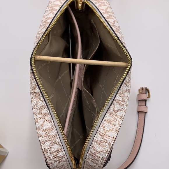 MICHAEL KORS LARGE EAST WEST ZIP CHAIN XBODY OPTIC WHITE ROSE GOLD COLOR - Picture 5 of 16